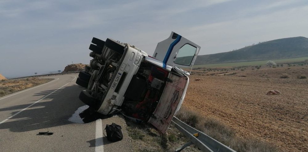 Un Cami N Cargado De Hormig N Vuelca En La La A A La Altura De N Jera