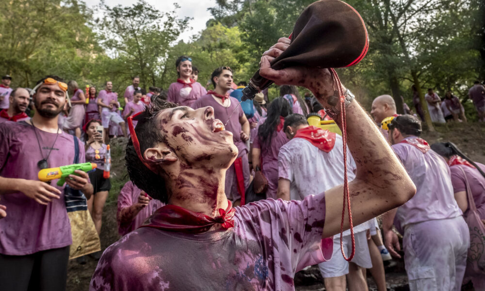 M S De Personas Se Bautizan En La Batalla Del Vino De Haro