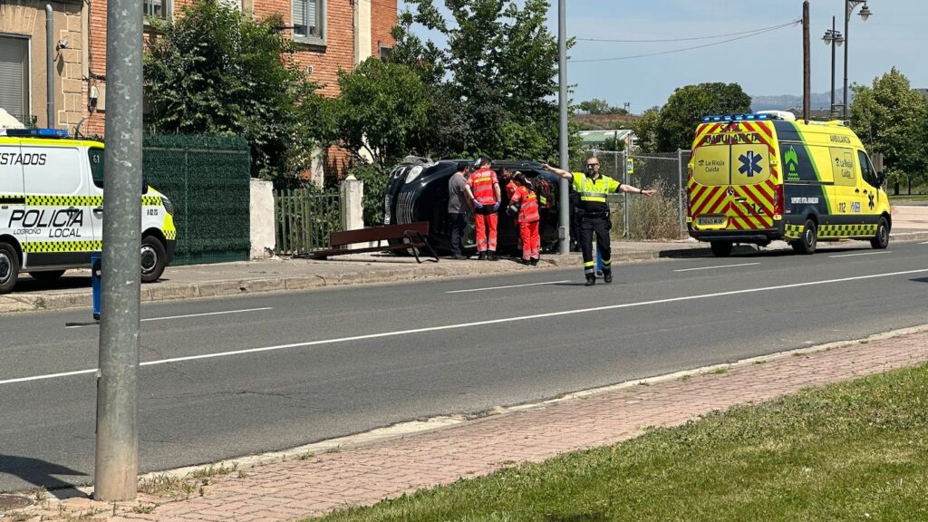 Una Mujer Herida Tras El Aparatoso Vuelco De Su Coche En Logro O