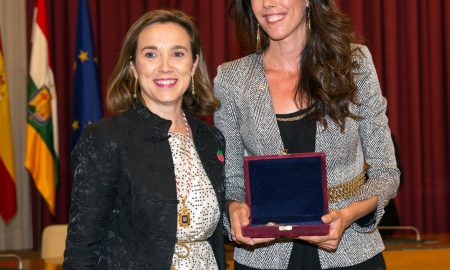 Carlota Castrejana recoge la Insignia de San Bernabé que le otorgó el Ayuntamiento de Logroño en 2016 | Foto: Ayuntamiento de Logroño