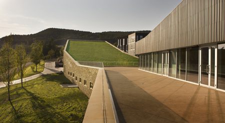 Vista exterior de la bodega, donde se puede apreciar la techumbre en desnivel cubierta de vegetación. | Foto: R. Lafuente (Gobierno de La Rioja)