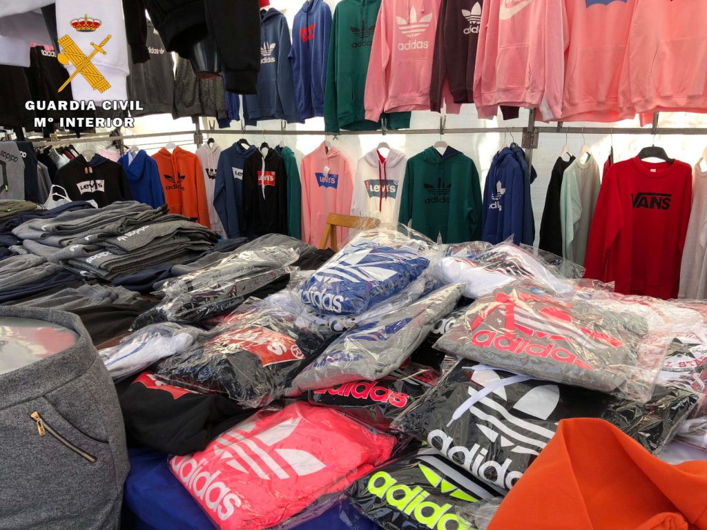 grupo desinfectar tramo Nike, Adidas, Levi's, Lacoste... incautados 75.000 euros en ropa falsa en  el mercadillo de Logroño - nuevecuatrouno.com