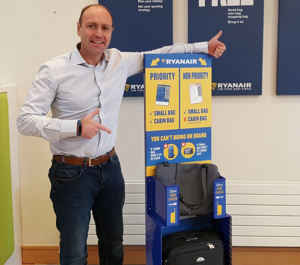 Padre expandir baños La nueva política de equipaje de Ryanair: pago extra por llevar el equipaje  de mano en cabina - nuevecuatrouno.com