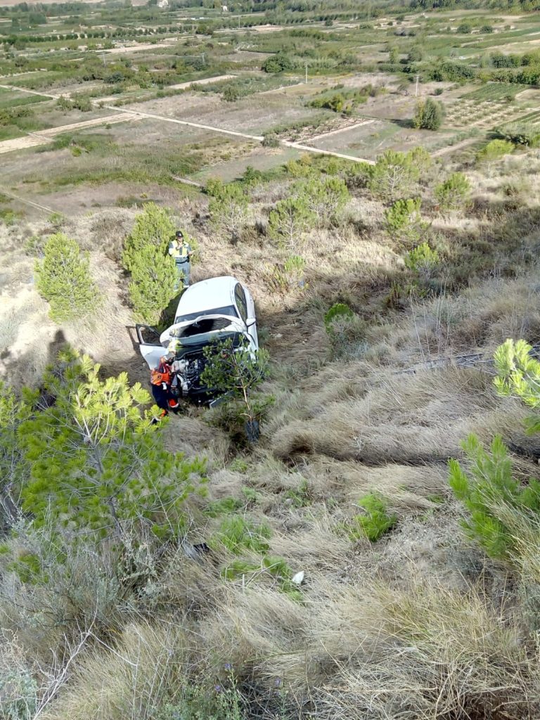 Cae Por Un Terrapl N En Alcanadre Y El Coche Avisa A Emergencias