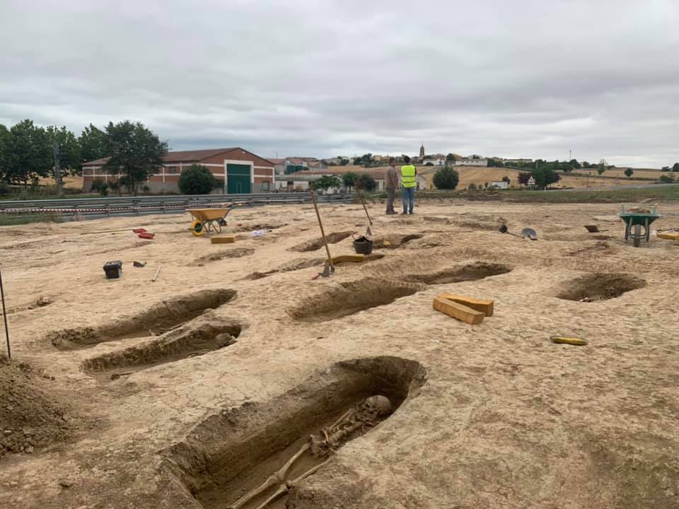 LA RIOJALas obras de la autovía entre Burgos y La Rioja ‘descubren’ una necrópolis Obras-granon-tumbas-02