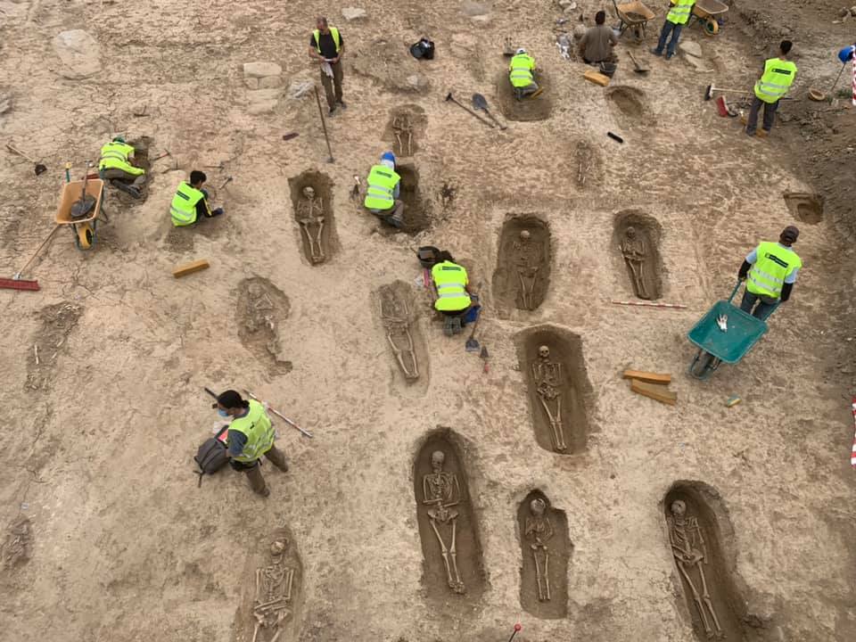 LA RIOJALas obras de la autovía entre Burgos y La Rioja ‘descubren’ una necrópolis Obras-granon-tumbas-03