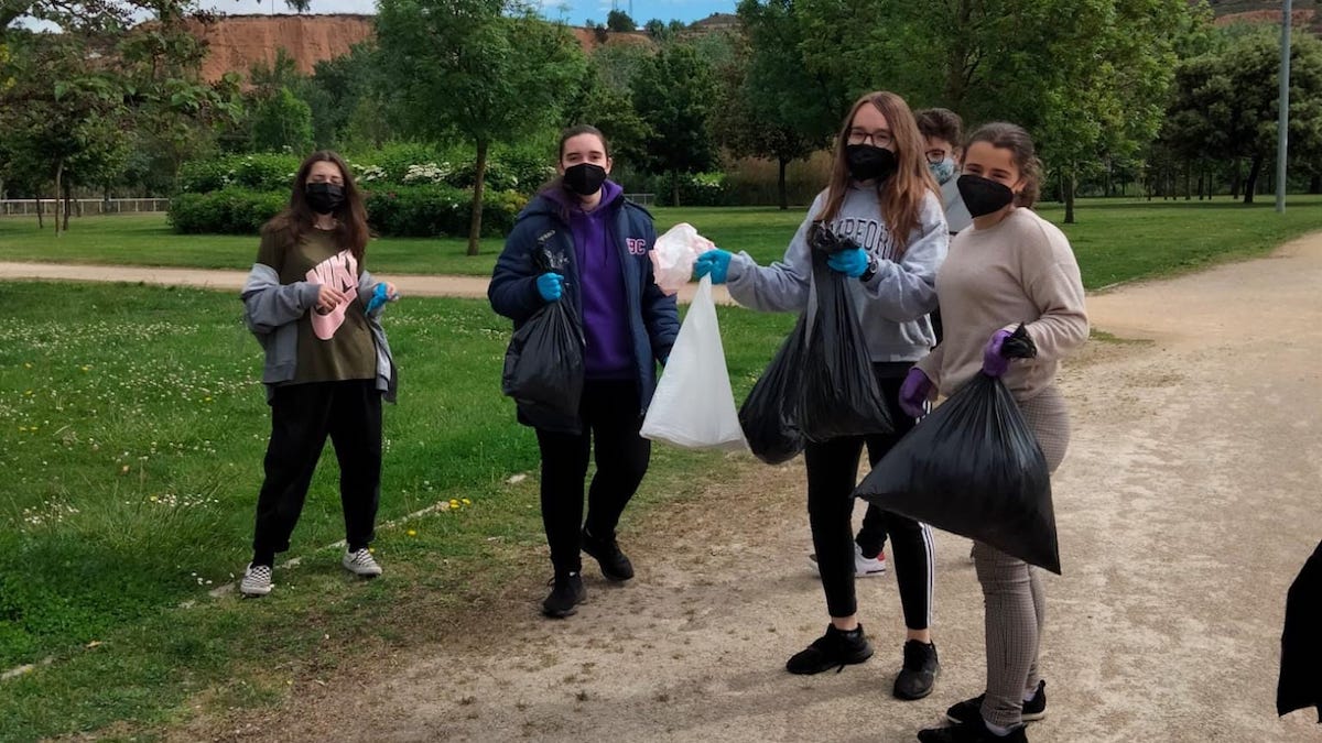 Voluntarios de Escolapios recogen más de 30 bolsas con basura del Ebro