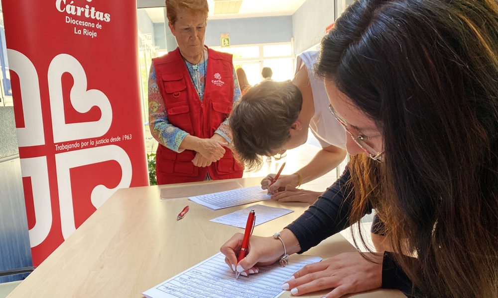 Cáritas recoge firmas para la regularización extraordinaria de inmigrantes