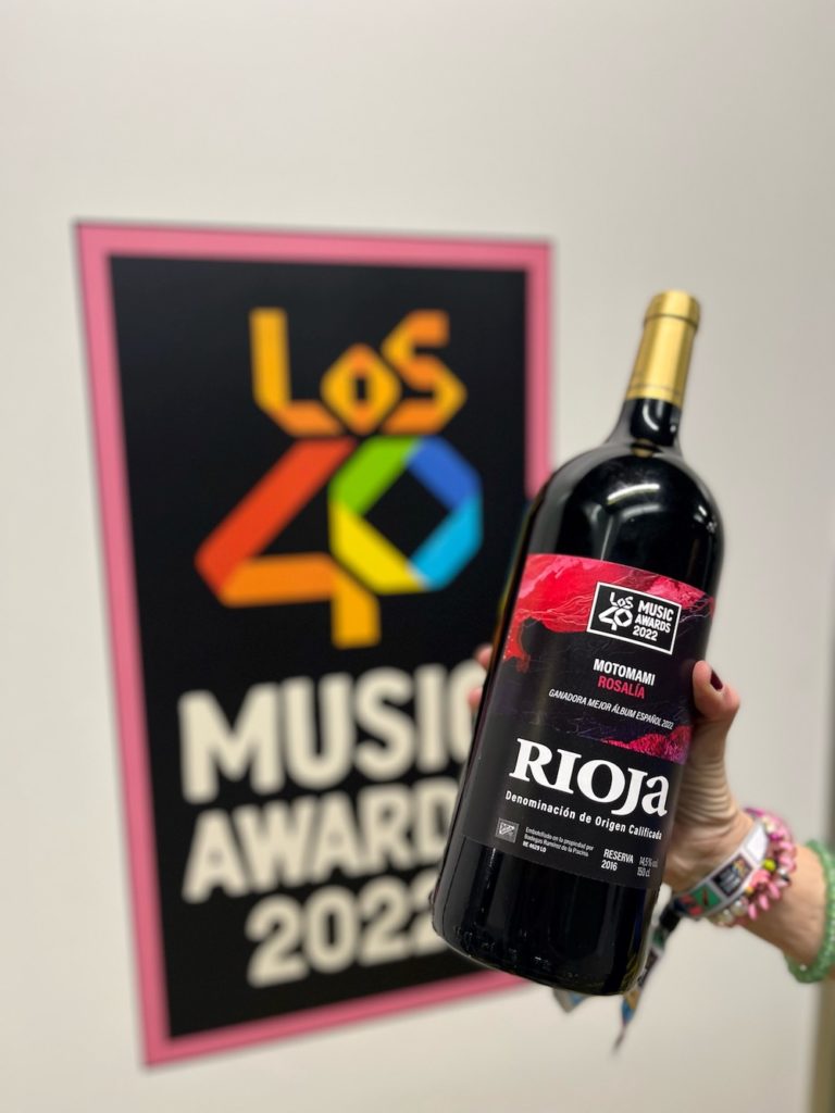 El vino de Rioja riega el éxito de Rosalía en Los40 Music Awards