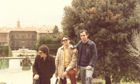 Pedro Luis (en el centro) y Robert Francis Prevost (a la derecha) en sus años de estudiantes