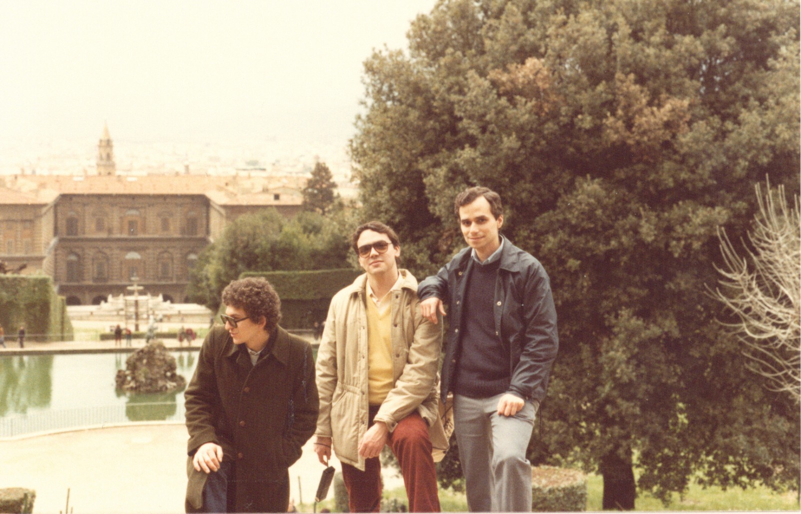 Pedro Luis (en el centro) y Robert Francis Prevost (a la derecha) en sus años de estudiantes