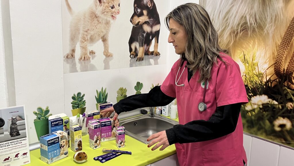 Pilar muestra los productos recomendados para tranquilizar a las mascotas.