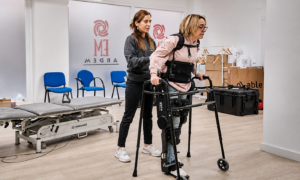 Una de las pruebas con el exoesqueleto robótico en la sede de ARDEM