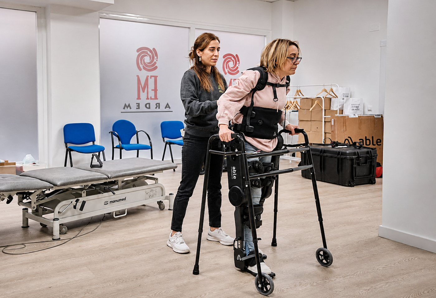 Una de las pruebas con el exoesqueleto robótico en la sede de ARDEM